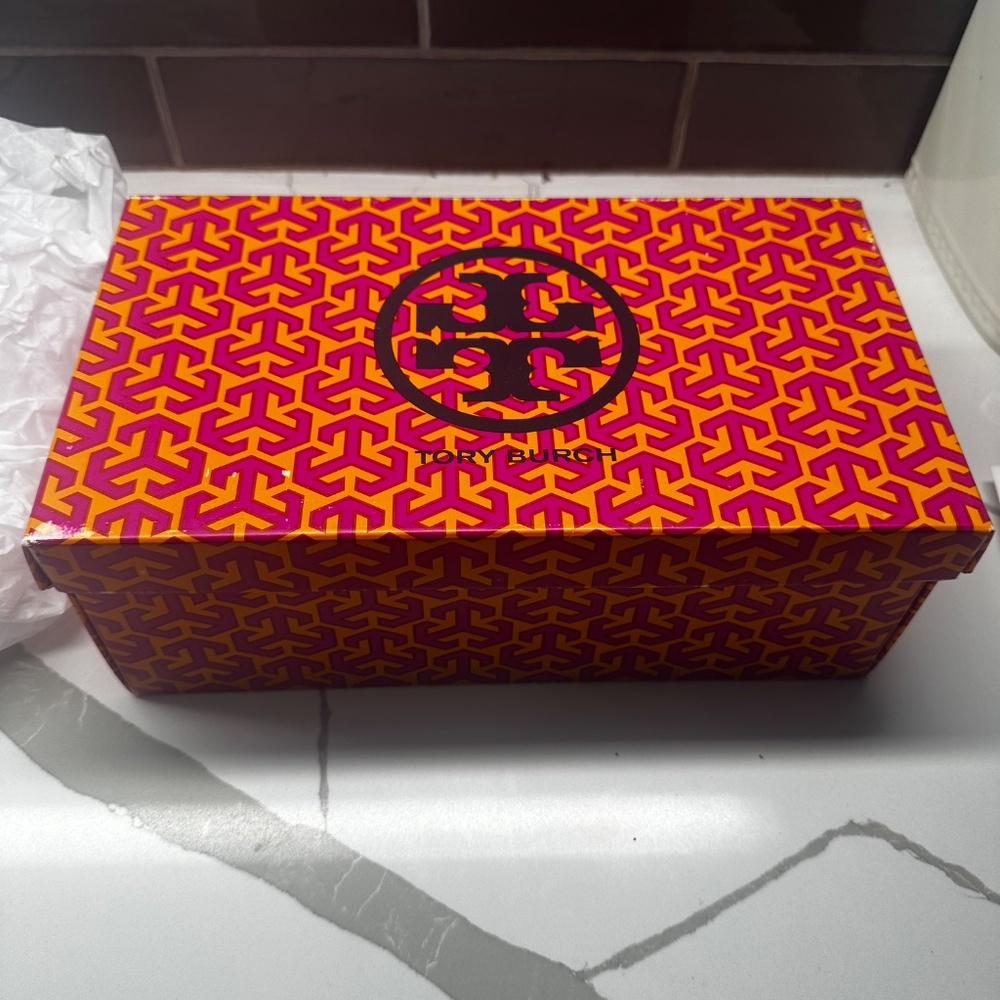 Tory Burch Black Leather Thong Sandals with Gold Logo - Picture 3 of 14